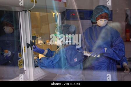 Colombo, Sri Lanka. 8 avril 2020. Échantillons de tests de techniciens de laboratoire pour COVID-19 dans le laboratoire de l'Institut de recherche médicale à Colombo, Sri Lanka, le 8 avril 2020. Crédit: Pradeep Dambarage/ZUMA Wire/Alay Live News Banque D'Images