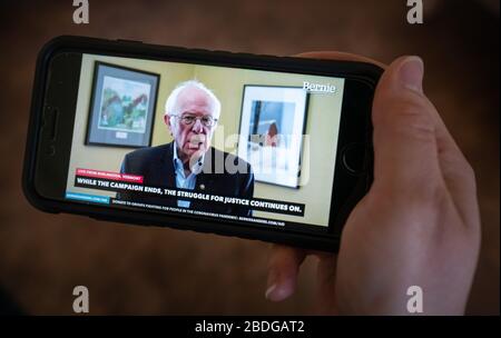 Washington DC, États-Unis. 08 avril 2020. Le candidat démocrate à la présidence Bernie Sanders annonce qu'il suspendra sa campagne présidentielle par une déclaration en direct, à Washington, DC, le mercredi 8 avril 2020. L'ancien vice-président et candidat démocratique Joe Biden est maintenant devenu le premier coureur démocrate clair à prendre le président actuel Donald Trump lors des élections de 2020. Crédit: UPI/Alay Live News Banque D'Images