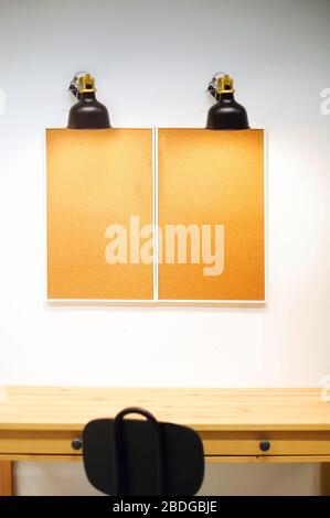 Panneaux d'affichage en liège encadrés avec espace de copie pour notes en papier et autocollants. Lampe rétro sur eux. Concept de bureau à domicile Banque D'Images