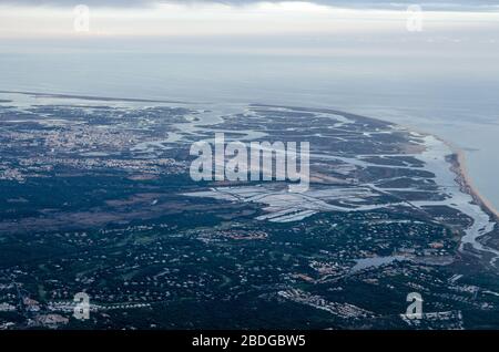 Vue aérienne de la ville de Faro et des marais et côtes environnants au crépuscule sur l'Algarve du Portugal. Banque D'Images