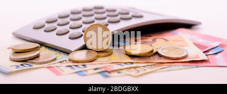 tas de billets de monnaie Euo avec pièces et calculatrice Banque D'Images
