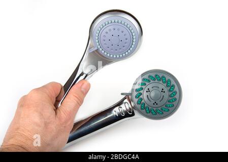 Nouvelle pomme de douche argentée sur fond blanc Banque D'Images