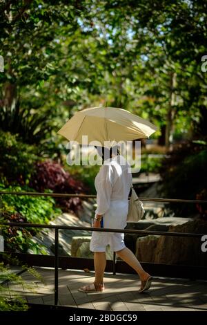 Les visiteurs se promenent sur les allées carrelées du Getty Center le 05/09/2019 à Los Angeles. Les allées mènent à travers les jardins bien approvisionnés.photo par Julie Edwards Banque D'Images