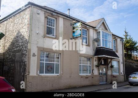 Vue extérieure du Swan Inn à Aberkenfig lors de l'éclosion de la VID19, avec les armoiries Colliers au centre. Lewis Mitchell Banque D'Images