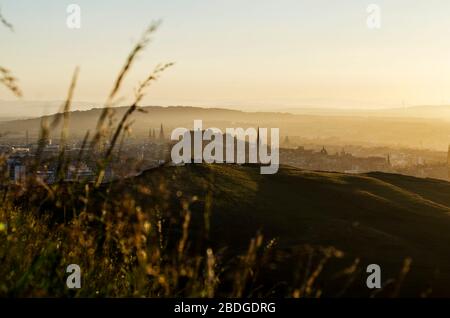 Coucher de soleil brumeux au-dessus de la ville d'Édimbourg Banque D'Images