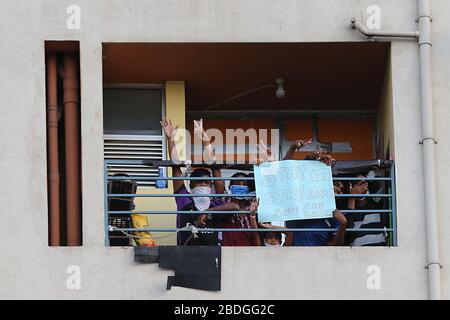 31 mars 2020, Colombo, Sri Lanka : Les résidents regardent le groupe musical de la Marine Sri-lankaise pendant qu'ils jouent à l'extérieur d'un complexe immobilier dans un effort pour stimuler le moral dans la lutte contre le virus de la couronne pendant le verrouillage. Le gouvernement Sri-lankais a mis en place un couvre-feu à l'échelle de l'île jusqu'à nouvel ordre afin de ralentir la propagation du coronavirus SRAS-CoV-2 Cela cause la maladie COVID-19. (Image crédit : © Harshana Johanas/SOPA Images via ZUMA Wire) Banque D'Images