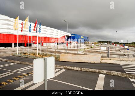 Faro, Portugal - 7 avril 2020: Parking vide devant le plus grand centre commercial d'Algarve - MAR Shopping Mall, Designer Outlet et Ikea - due Banque D'Images