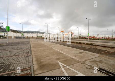 Faro, Portugal - 7 avril 2020: Parking vide devant le plus grand centre commercial d'Algarve - MAR Shopping Mall, Designer Outlet et Ikea - due Banque D'Images