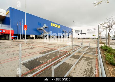 Faro, Portugal - 7 avril 2020: Parking vide devant le plus grand centre commercial d'Algarve - MAR Shopping Mall, Designer Outlet et Ikea - due Banque D'Images