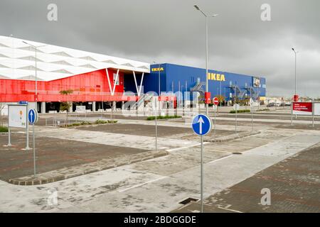 Faro, Portugal - 7 avril 2020: Parking vide devant le plus grand centre commercial d'Algarve - MAR Shopping Mall, Designer Outlet et Ikea - due Banque D'Images