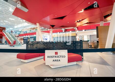 Faro, Portugal - 7 avril 2020: Magasins fermés à Mar Shopping Algarve en raison de l'état d'urgence causé par la pandémie de Covid-19. Banque D'Images