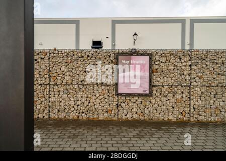 Faro, Portugal - 7 avril 2020: Panneau d'information rose informant que le Designer Outlet Algarve sera fermé en raison de la pandémie de coronavirus Banque D'Images