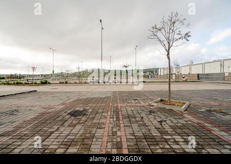 Faro, Portugal - 7 avril 2020: Parking vide devant le plus grand centre commercial d'Algarve - MAR Shopping Mall, Designer Outlet et Ikea - due Banque D'Images
