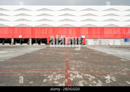 Faro, Portugal - 7 avril 2020: Parking vide devant le plus grand centre commercial d'Algarve - MAR Shopping Mall, Designer Outlet et Ikea - due Banque D'Images