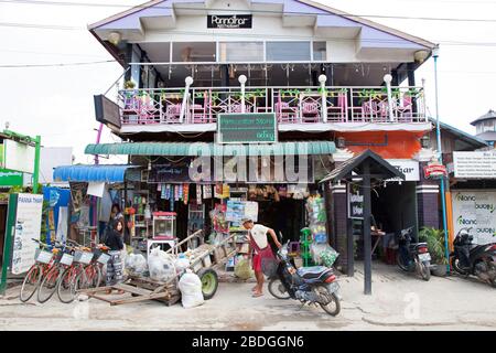 Vue sur le village de Nyaungshwe, lac Inle, état de Shan, Myanmar, Asie Banque D'Images