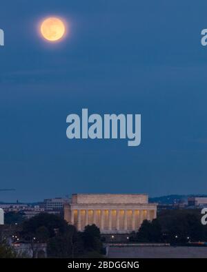 Washington, DC. 7 avril 2020. Super Lune rose au-dessus du Lincoln Memorial sur le National Mall à Washington, DC. Banque D'Images