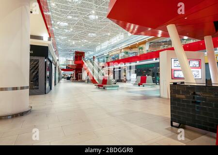 Faro, Portugal - 7 avril 2020: Magasins fermés à Mar Shopping Algarve en raison de l'état d'urgence causé par la pandémie de Covid-19. Banque D'Images