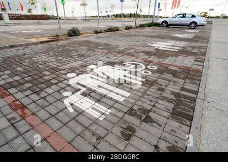 Faro, Portugal - 7 avril 2020: Parking vide devant le plus grand centre commercial d'Algarve - MAR Shopping Mall, Designer Outlet et Ikea - due Banque D'Images