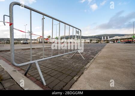 Faro, Portugal - 7 avril 2020: Parking vide devant le plus grand centre commercial d'Algarve - MAR Shopping Mall, Designer Outlet et Ikea - due Banque D'Images