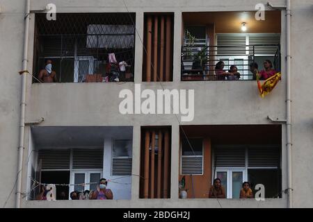 31 mars 2020, Colombo, Sri Lanka : Les résidents regardent le groupe musical de la Marine Sri-lankaise pendant qu'ils jouent à l'extérieur d'un complexe immobilier dans un effort pour stimuler le moral dans la lutte contre le virus de la couronne pendant le verrouillage. Le gouvernement Sri-lankais a mis en place un couvre-feu à l'échelle de l'île jusqu'à nouvel ordre afin de ralentir la propagation du coronavirus SRAS-CoV-2 Cela cause la maladie COVID-19. (Image crédit : © Harshana Johanas/SOPA Images via ZUMA Wire) Banque D'Images