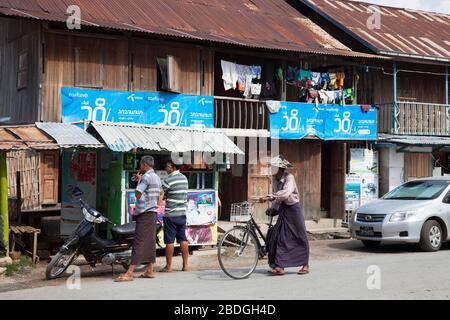 Vie quotidienne dans le village de Nyaungshwe, lac d'Inle, état de Shan, Myanmar, Asie Banque D'Images