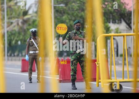 Le 4 avril 2020, Colombo, Sri Lanka: L'agent du Groupe de travail spécial de la police Sri-lankaise à un point de contrôle met en œuvre des règlements de couvre-feu pendant le verrouillage..le gouvernement Sri-lankais a mis en œuvre un couvre-feu à l'échelle de l'île jusqu'à nouvel ordre afin de ralentir la propagation du coronavirus SRAS-CoV-2 qui cause de la maladie COVID-19. (Image crédit : © Harshana Johanas/SOPA Images via ZUMA Wire) Banque D'Images