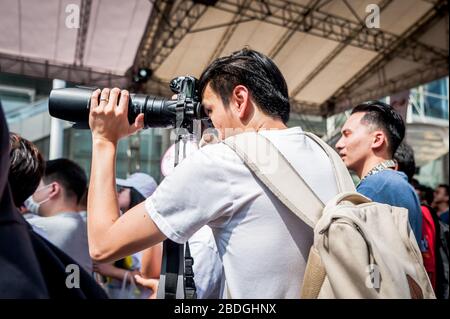 Un photographe capture le divertissement à l'exposition japonaise de Bangkok, Thaïlande. Banque D'Images