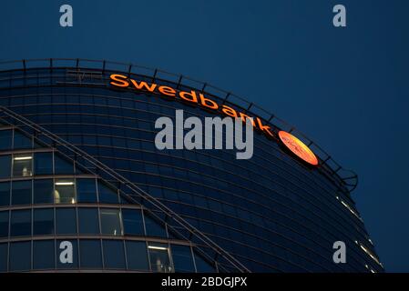 RIGA, LETTONIE. 7 avril 2020. Logo de Swedbank sur Swedbank Lettonie bâtiment principal. Swedbank est un groupe bancaire nordique-balte avec des headquaerters basés à Stockholm. Banque D'Images