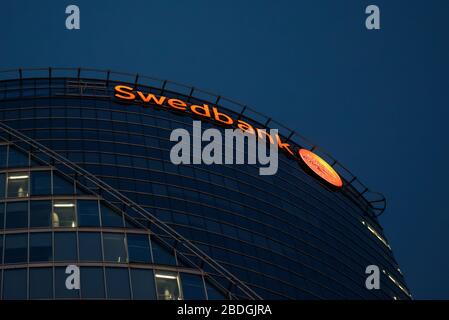 RIGA, LETTONIE. 7 avril 2020. Logo de Swedbank sur Swedbank Lettonie bâtiment principal. Swedbank est un groupe bancaire nordique-balte avec des headquaerters basés à Stockholm. Banque D'Images