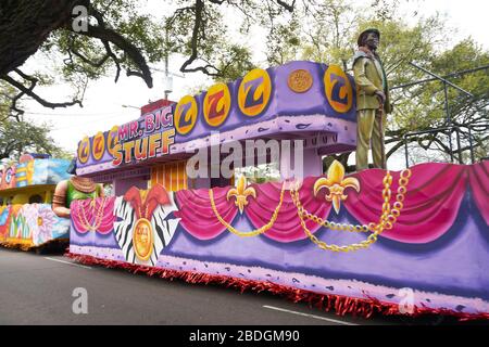 Le défilé de Mardi gras flotte sur l'avenue Poland, mercredi des cendres. Banque D'Images