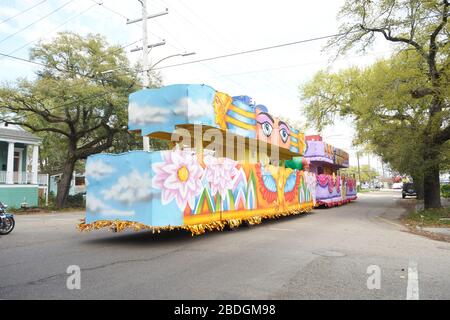 Le défilé de Mardi gras flotte sur l'avenue Poland, mercredi des cendres. Banque D'Images