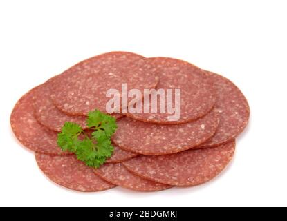 Couper des tranches de salami isolées sur un fond blanc Banque D'Images