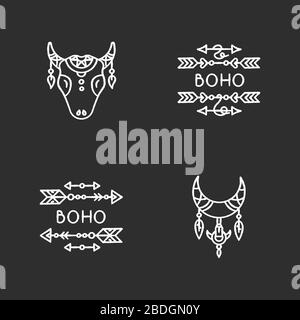 Accessoires ethniques dans le style boho craie blanc icônes définies sur fond noir. Flèches avec breloques plumes. Symbole tribal américain natif de Bull Head Illustration de Vecteur