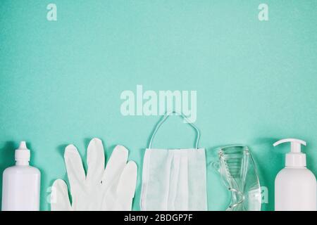 Prévention du coronavirus. Vue de dessus masque chirurgical médical, gel désinfectant pour les mains, gants et lunettes pour la protection contre les virus corona d'hygiène des mains. Espace de copie. Banque D'Images