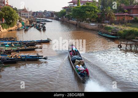 Vue sur le village de Nyaungshwe, lac Inle, état de Shan, Myanmar, Asie Banque D'Images