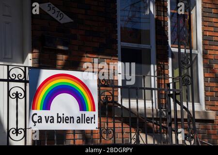 4 avril 2020 - Montréal, QC, Canada: Rainbow Sign in front A home, 'CA va bien aller' French Hope message mouvement, Coronavirus (COVID-19) pandémie Banque D'Images