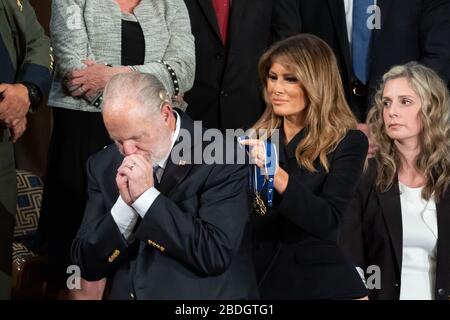 La première Dame Melania Trump présente la Médaille présidentielle de la liberté à la galerie de l’invité Rush Limbaugh lors de l’allocution du président Donald J. Trump sur l’état de l’Union le mardi 4 février 2020, à la Chambre au Capitole des États-Unis à Washington, D.C. Banque D'Images