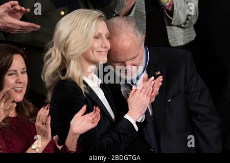 Rush Limbaugh embrasse sa femme Kathryn Adams Limbaugh à la Maison invités Galerie Mardi soir, le 4 février 2020, comme le président Donald J. Trump annonce qu'il présente Limbaugh avec la Médaille de la liberté lors de l'allocution de l'État de l'Union au Capitole des États-Unis à Washington, D.C. Banque D'Images