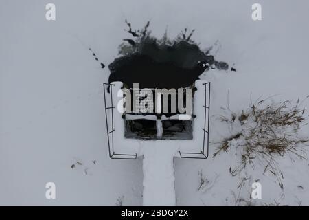 Dravone vue sur le déversoir du réservoir du lac pendant la journée d'hiver. Banque D'Images