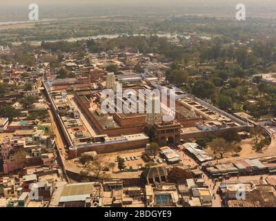 Ancien temple de style sud de l'Inde à Vrindava, EN HAUT, en Inde Banque D'Images