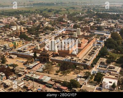 Ancien temple de style sud de l'Inde à Vrindava, EN HAUT, en Inde Banque D'Images
