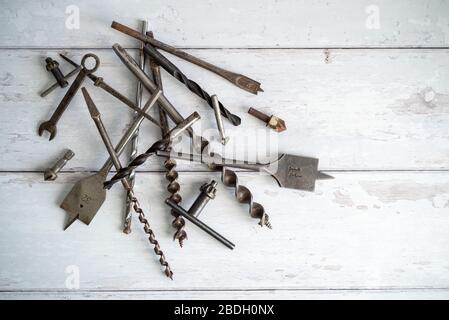 Outils vintage. Forets vintage sur fond en bois blanc Banque D'Images