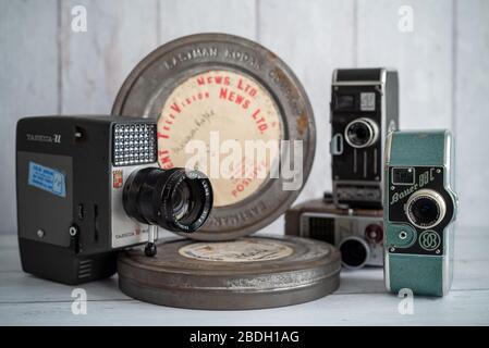 Anciens boîtiers de film 35 mm et caméras ciné / vidéo 8 mm d'époque - durée de vie fixe Banque D'Images