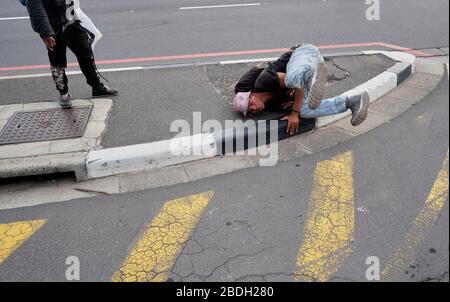 Jeune homme posant pour la caméra dans la rue. Banque D'Images