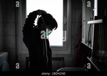 Ferrara, Italie. 08 avril 2020. Le manque de repos physique et mental d'une infirmière italienne dans l'urgence de "Coronavirus". LÉGENDE : elle se prépare à porter le masque de protection avant de travailler à l'hôpital. Ferrara (IT) - 2020 Mars - pH. Luciana Passaro usage éditorial Only crédit: Independent photo Agency SRL/Alay Live News Banque D'Images