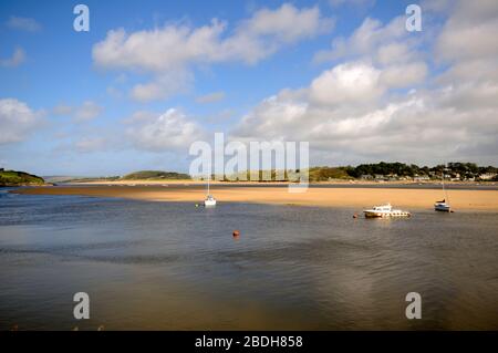 Vue sur la rivière Camel jusqu'à Rock depuis Padstow, dans North Cornwall. Banque D'Images