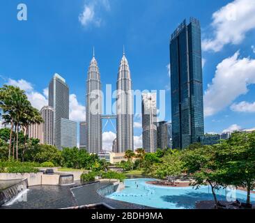 Kuala Lumpur. Tours jumelles Petronas et vue sur le centre-ville depuis le parc KLCC, Kuala Lumpur, Malaisie Banque D'Images