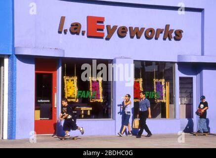 Boutique colorée pour L A Eyeworks, qui vend des montures de lunettes et des shoppers et des planches à roulettes pour enfants, en passant par Melrose Ave. Dans le quartier de West Hollywood à Los Angeles, Californie. Banque D'Images