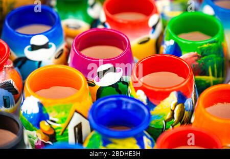 Céramique colorée avec conception de femmes autochtones sur le marché andin de l'artisanat d'Otavalo, Equateur. Banque D'Images