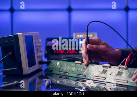 Débogage du périphérique électronique. Microcontrôleur PCB en laboratoire électronique Banque D'Images